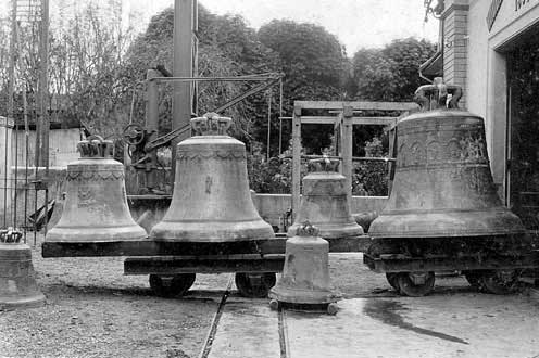 Zug, 1902: Glocken der alten St. Michaelskirche nach der Demontage, ganz rechts die «Chriesiglocke» © IG Zuger Chriesi