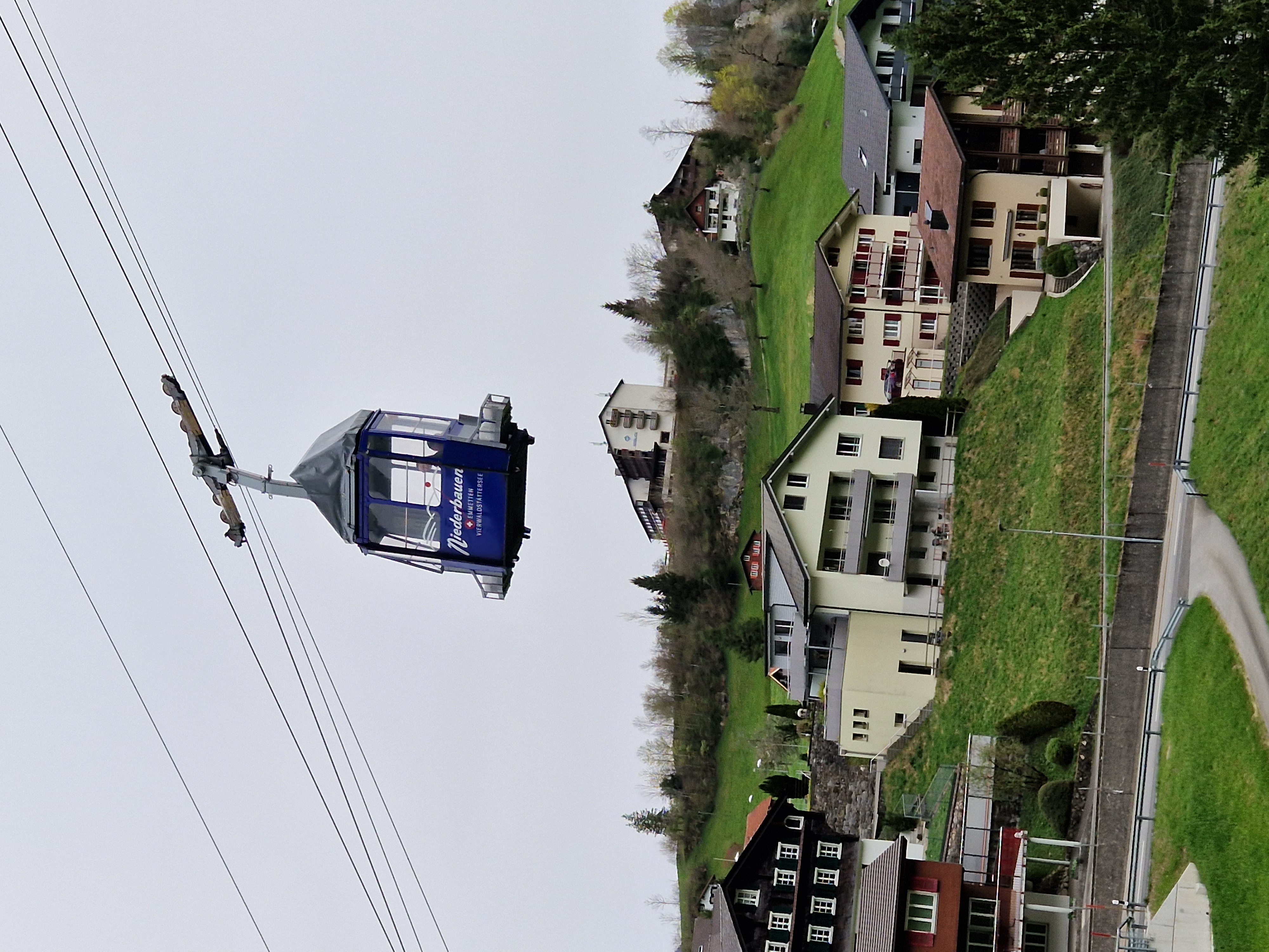 Die Luftseilbahn Emmetten-Niederbauen heute (Emmetten, NW 2024) © Karin Schleifer 