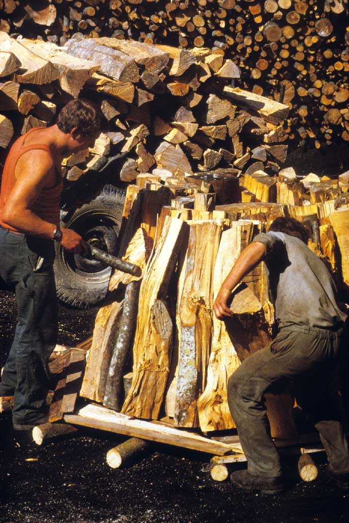 Aufbau des Meilers mit der Errichtung des Schachtes («Füllihus») in der Mitte des Kohlplatzes, zwischen 1980 und 2005 © Paul Duss, Romoos