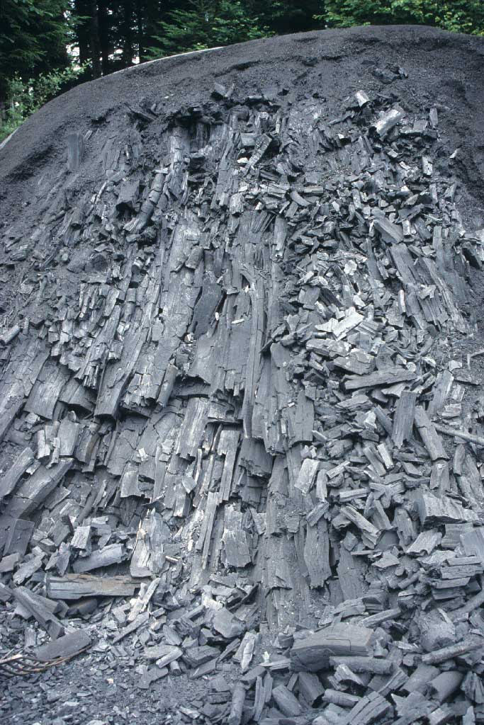 Bis zu sechs Tonnen Grillholzkohle ziehen die Köhler aus einem abgebrannten Meiler heraus, zwischen 1980 und 2005 © Paul Duss, Romoos