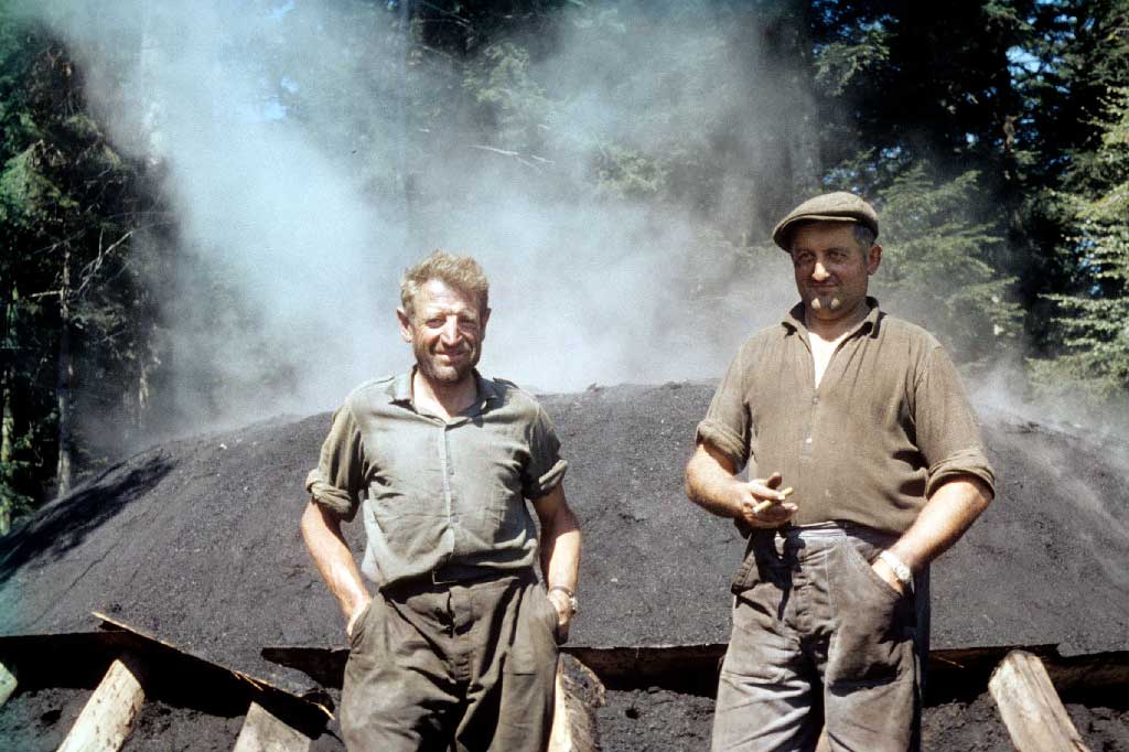 Die Romooser Köhler Josef Häfliger und Franz Koch vor einem Meiler während des Zweiten Weltkriegs © Paul Duss, Romoos