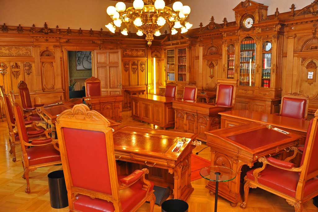 Im Sitzungszimmer des Bundesrates hocken die Regierungsmitglieder an eigenen Pulten und siezen sich © Bundeskanzlei