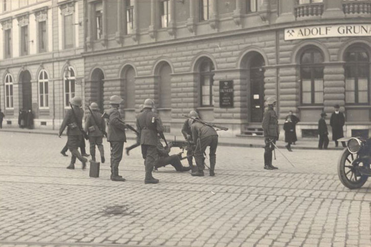 Landesgeneralstreik 1918: Ein Streikender wird von Soldaten angegriffen © Carl Kling-Jenny, Basel/Schweizer Nationalmuseum