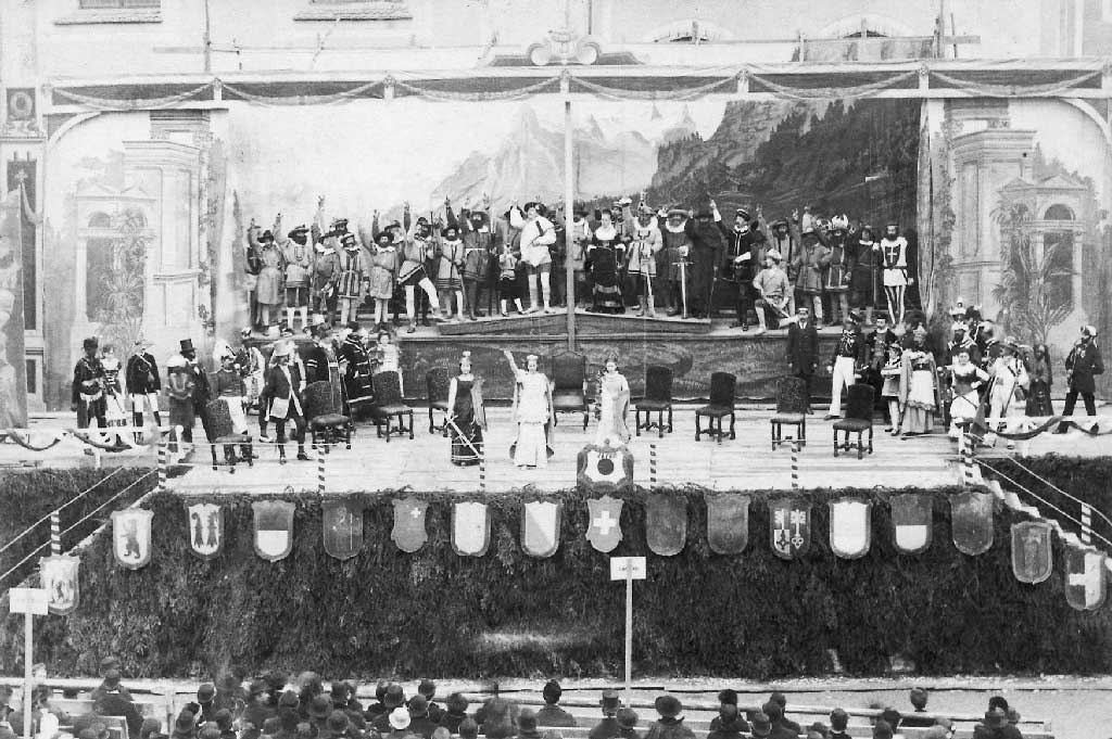 Das fasnächtliche Japanesenspiel «Bunte Bilder aus der Ober- und Unterwelt», Hauptplatz Schwyz 1883 © Japanesengesellschaft Schwyz