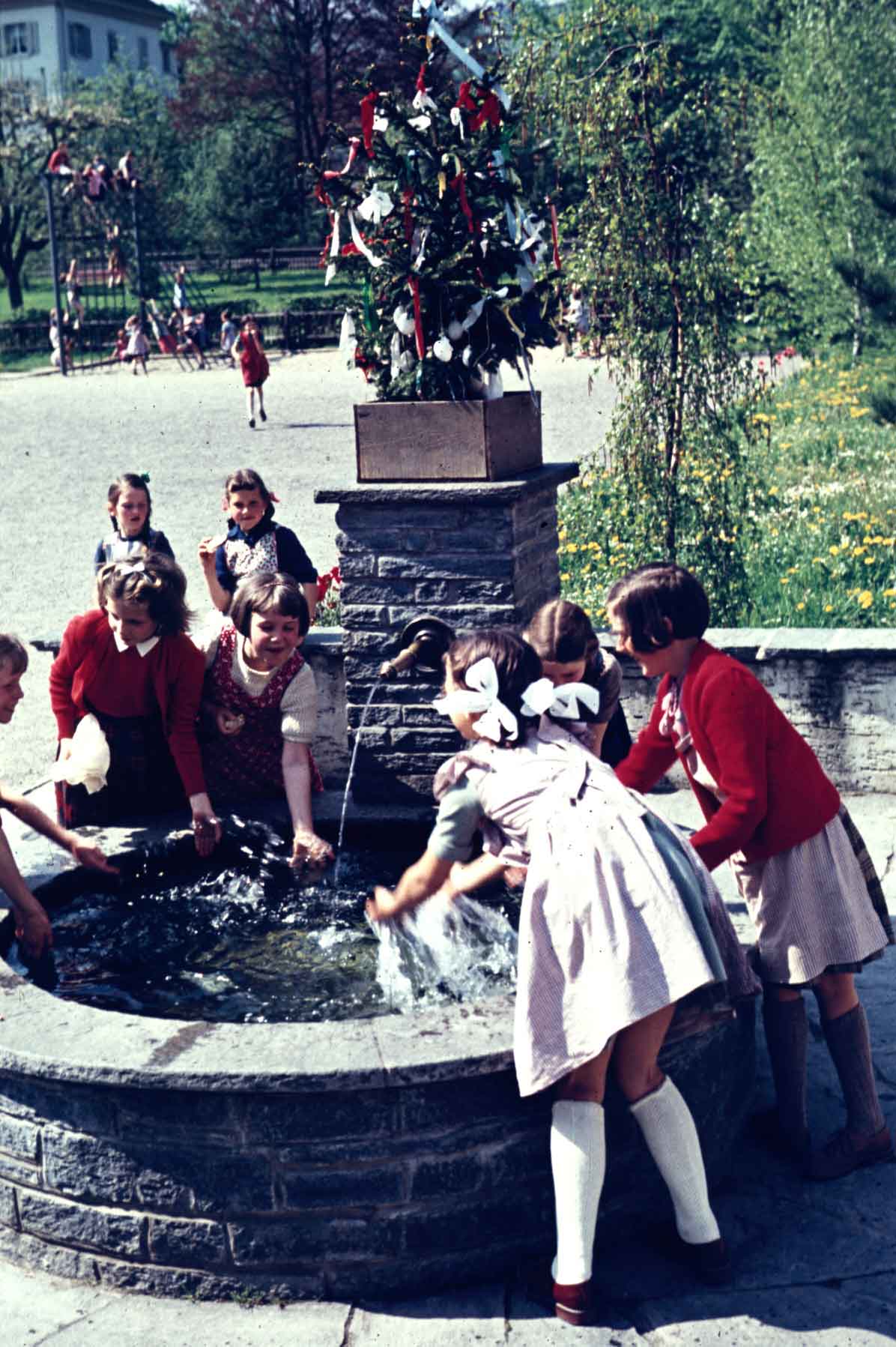 Pause am Brunnen mit Maibaum, Liestal, Mühlematt © Theodor Strübin/Museum.BL, Liestal