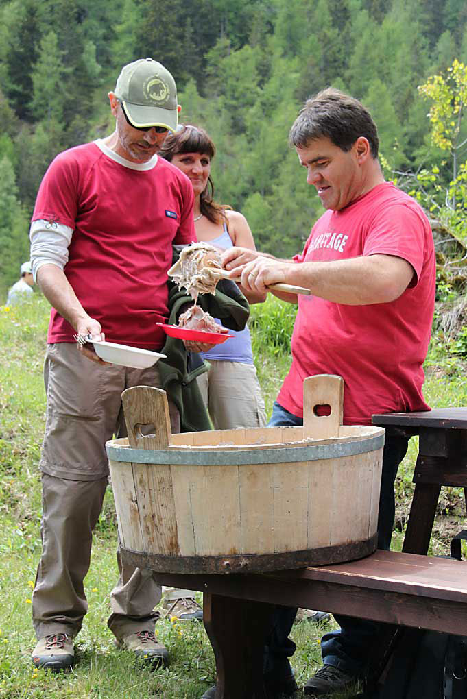Gita a Selva, Poschiavo: Die Polenta wird verteilt © Pierluigi Crameri, 2011