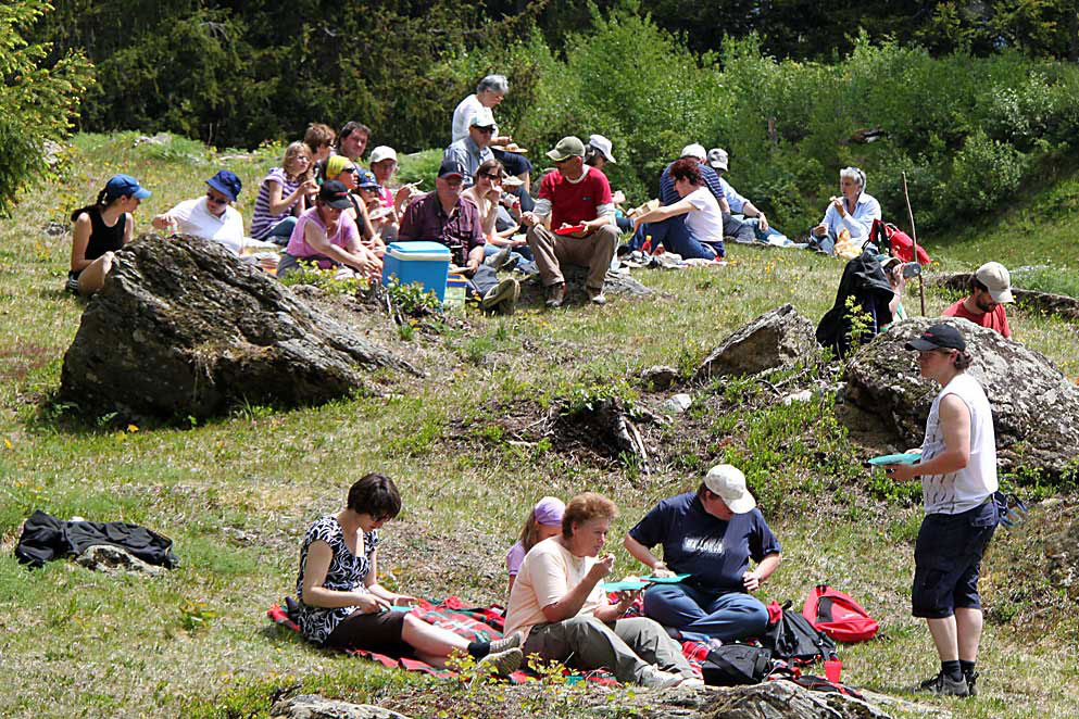 Gita a Selva, Poschiavo: Die Polenta wird verteilt © Pierluigi Crameri, 2011
