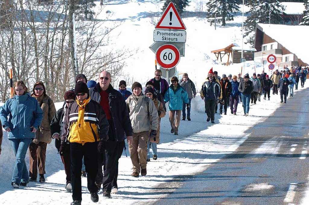 Marsch des 1. März im Jahr 2005: Marschierende Teilnehmerinnen und Teilnehmer an verschiedenen Orten der Strecke, Ankunft beim Schloss Neuenburg © Rémy Gogniat