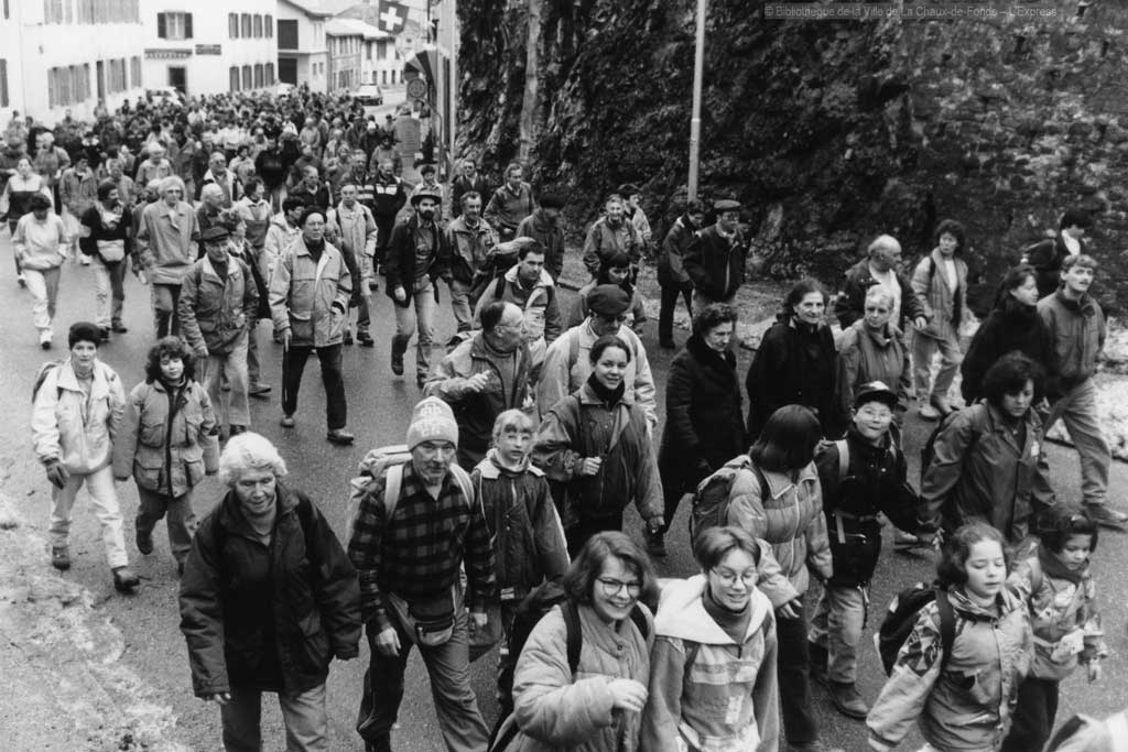 Marschierende Teilnehmerinnen und Teilnehmer an verschiedenen Orten der Strecke, 1990er-Jahre © Fonds L’Express/Département audiovisuel de la Bibliothèque de la Ville de La Chaux-de-Fonds