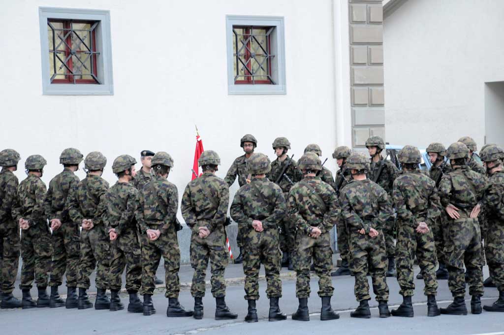 Befehlsausgabe der militärischen Ehrenformation vor dem Zeughaus Glarus © Heinrich Speich, 2011