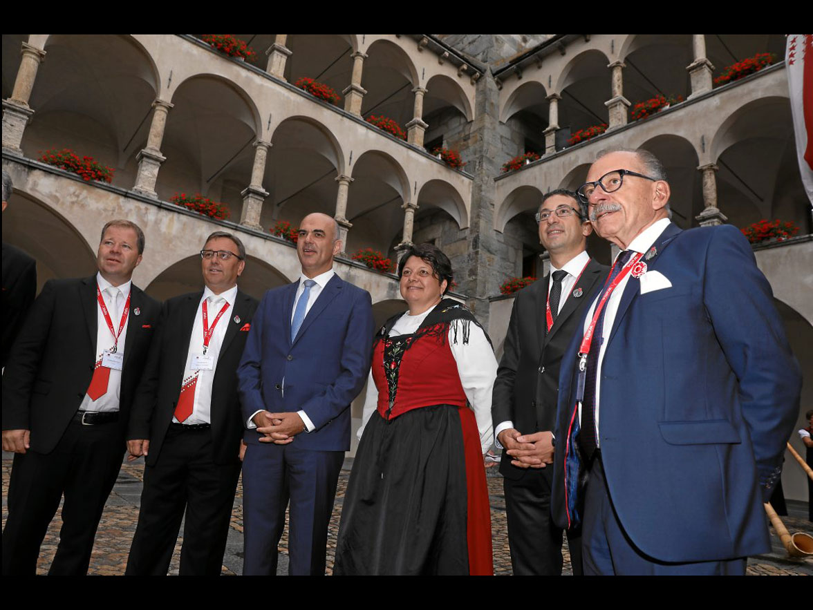 Auch politische Entscheidungsträger sind am Eidgenössischen Jodlerfest präsent: Bundesrat Alain Berset und EJV-Präsidentin Karin Niederberger (Brig-Glis, 25.6.2017) © swiss-image.ch/Andy Mettler
