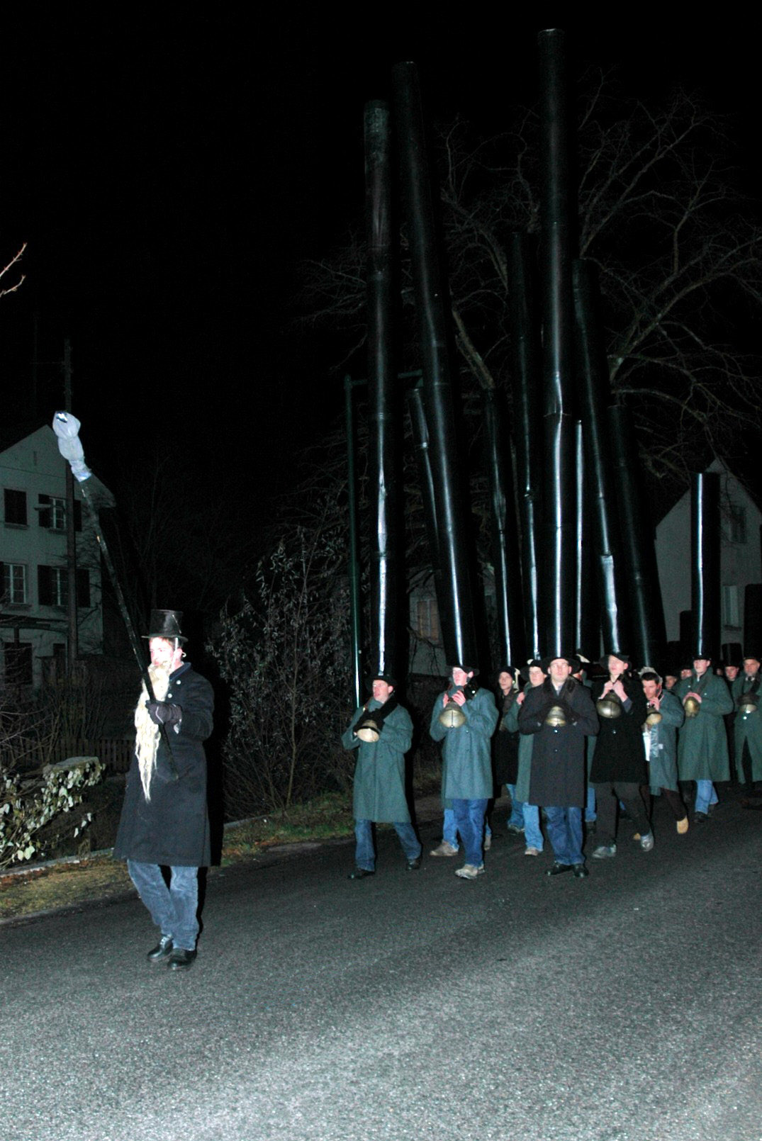 Die Männer gehen schweigend, zum Takt ihrer Schritte erklingen umgehängte Glocken, 2004 © Beat Thommen