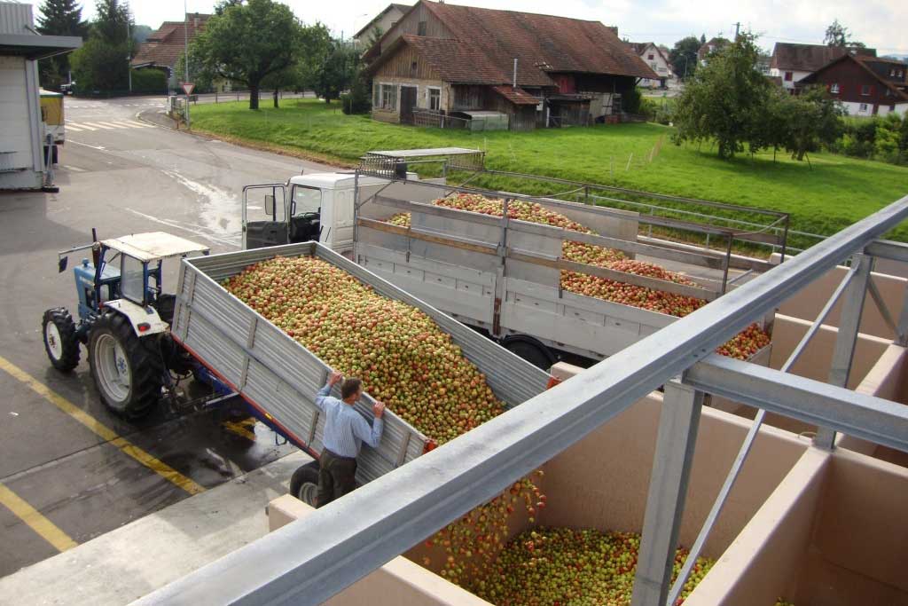Tonnen von Äpfeln werden von den Obstbauern in die Mosterei Ramseier Aachtal AG geliefert © Ramseier Suisse AG, 2011