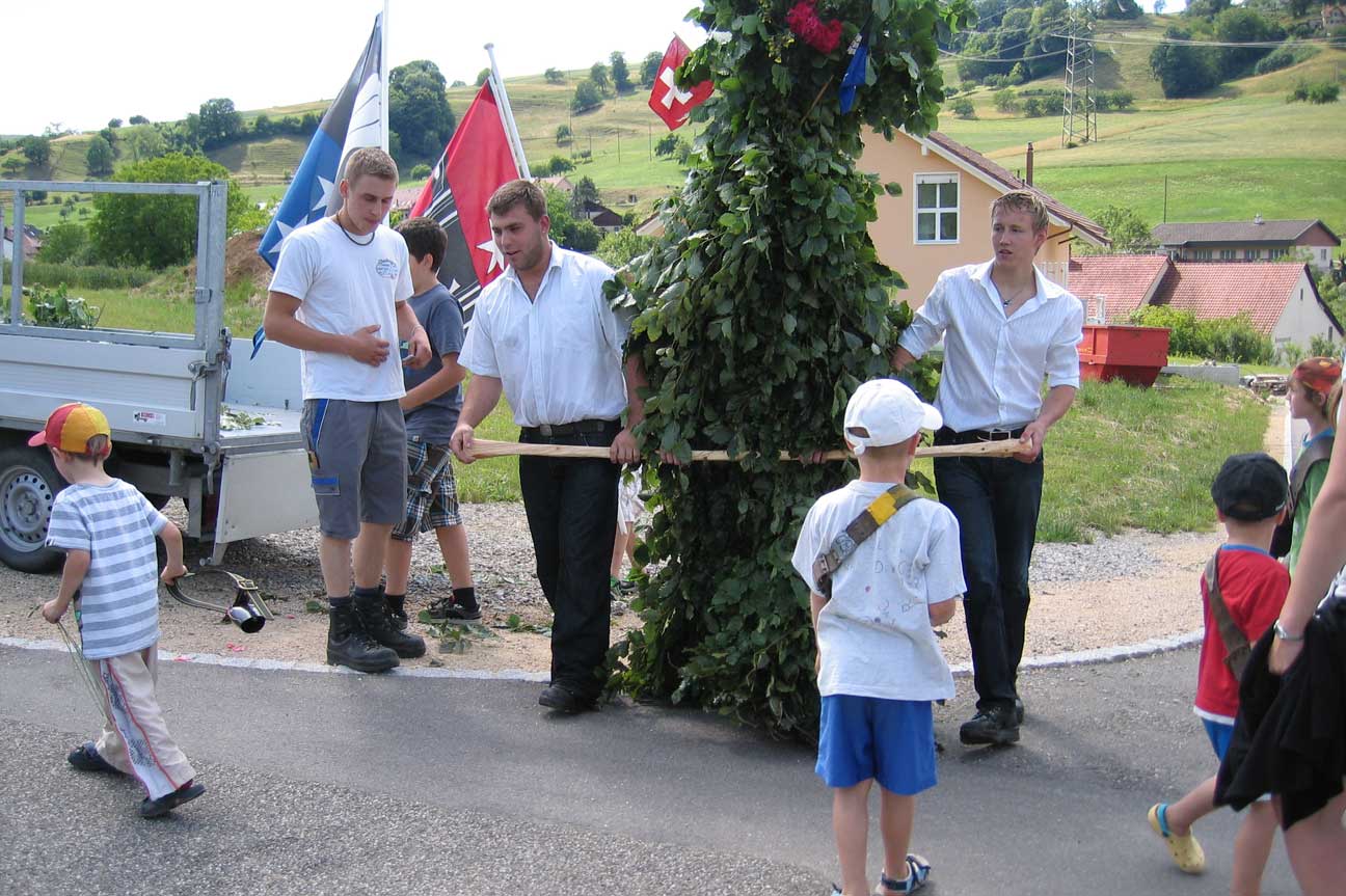 Sulz, 12. Juni 2011: Der Pfingstsprützlig wird von seinen Helfern durch das Dorf geführt © Karin Janz