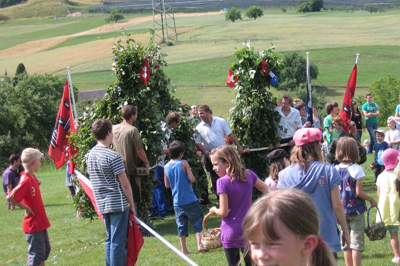 Sulz, 12. Juni 2011: Bei der Mehrzweckhalle des Dorfes kommen alle Sprützlige aus dem Dorf zusammen und wurden als Abschluss nacheinander noch einmal gewaschen © Karin Janz