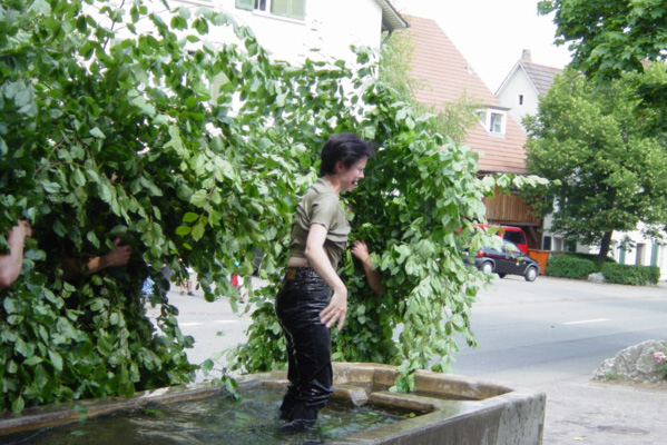 Ettingen, 2003: Die Zuschauerinnen werden nicht nur nassgespritzt, sondern auch in den Brunnen geworfen © Markus Christen