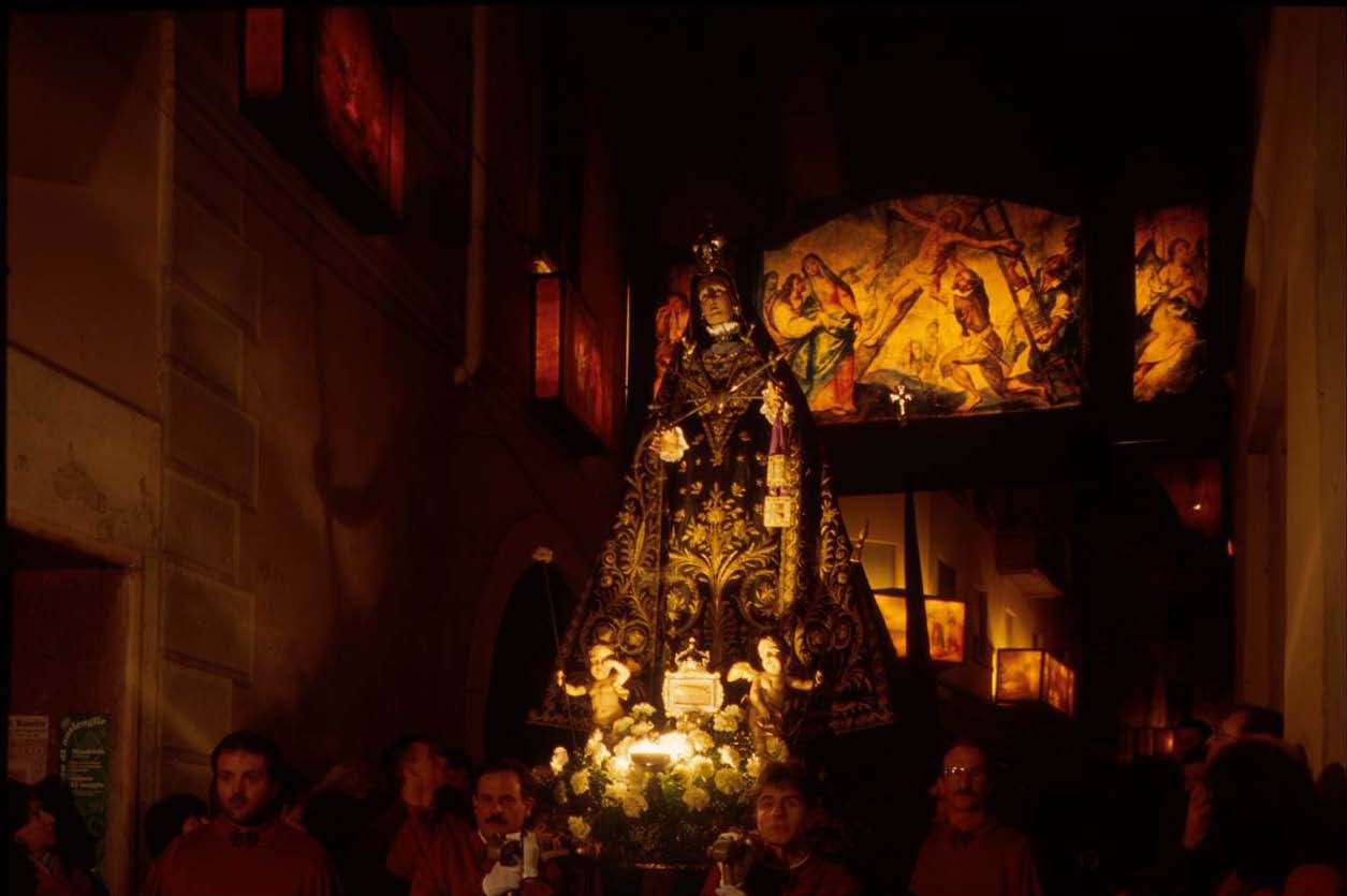 Karfreitag: Standbild der Schmerzensjungfrau; im Hintergrund ein «Triptychon», ein grosses Transparent, das über der Prozessionsroute angebracht ist © Adriano Heitmann
