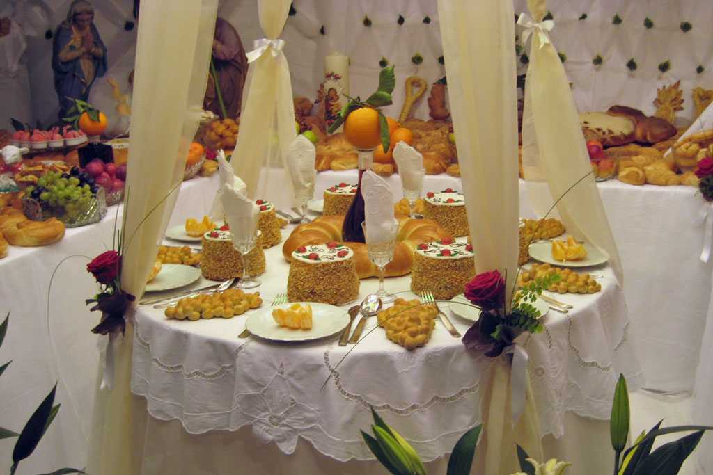 Ein kleiner Tisch inmitten des Altars ist für die sieben Heiligen getischt © Lo Pumo, 2011