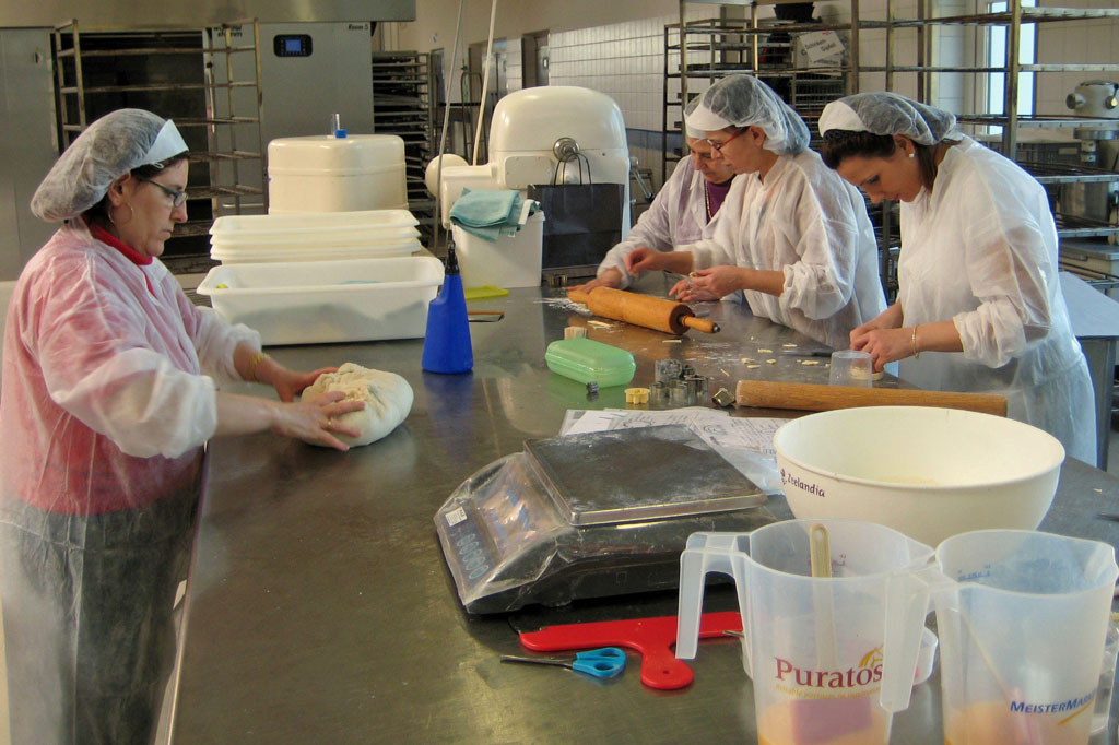 Die örtliche Bäckerei stellt den Freiwilligen in der Vorbereitungswoche die Backstube zur Verfügung © Lo Pumo, 2011