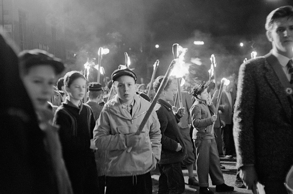 Die Studenten des Kollegiums St. Michael begleiten mit ihren Fackeln den Sankt Nikolaus, 1950er-Jahre © Fonds Jacques Thévoz/Bibliothèque cantonale et universitaire Fribourg