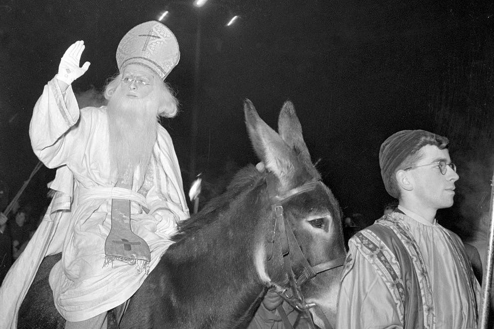 Sankt Nikolaus auf seinem Esel ist die Attraktion des Festumzugs. Die Rolle spielt ein Student. Um 1950 © Fonds Jacques Thévoz/Bibliothèque cantonale et universitaire Fribourg