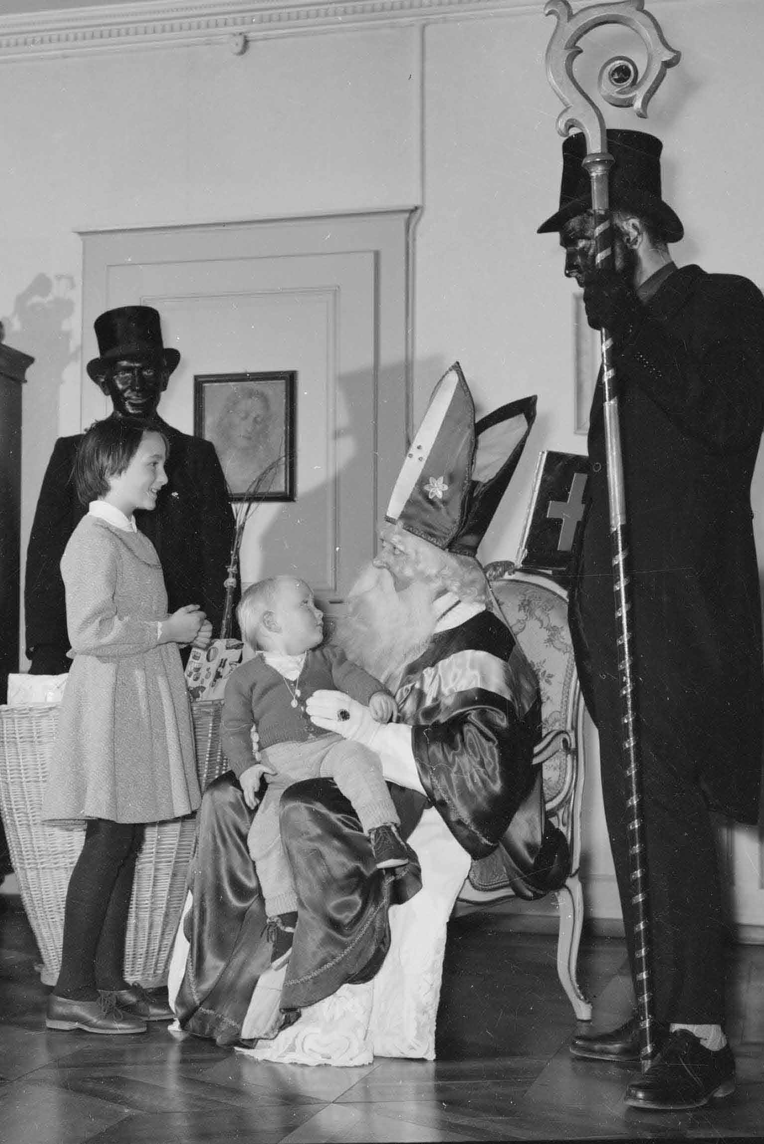Besuch des Sankt Nikolaus in einer Familie in der Stadt Bulle © Alphonse Derungs/Musée gruérien, vers 1950