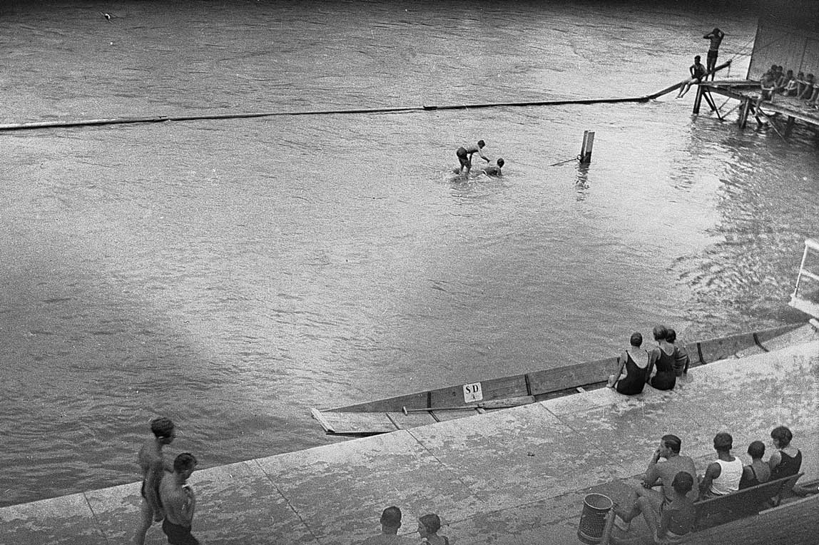 Im 19. und 20. Jahrhundert wurde in der Stadt Basel das Schwimmen im Rhein zunehmend zu einer Volksbelustigung, o. J. © StABS, Basel