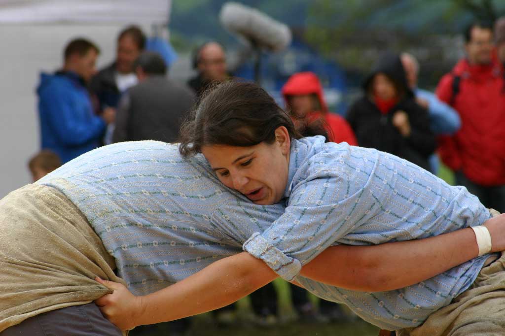 Frauen- und Meitlischwingfest Seewen/SZ, 2010: Sennin rechts ist Marlies Arnold © Toni Suter, Steinen/SZ, EFSV