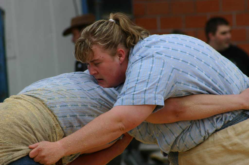 Frauen- und Meitlischwingfest Seewen/SZ, 2010: Sennin rechts ist Schwingerkönigin Brigitte Kunz © Toni Suter, Steinen/SZ, EFSV