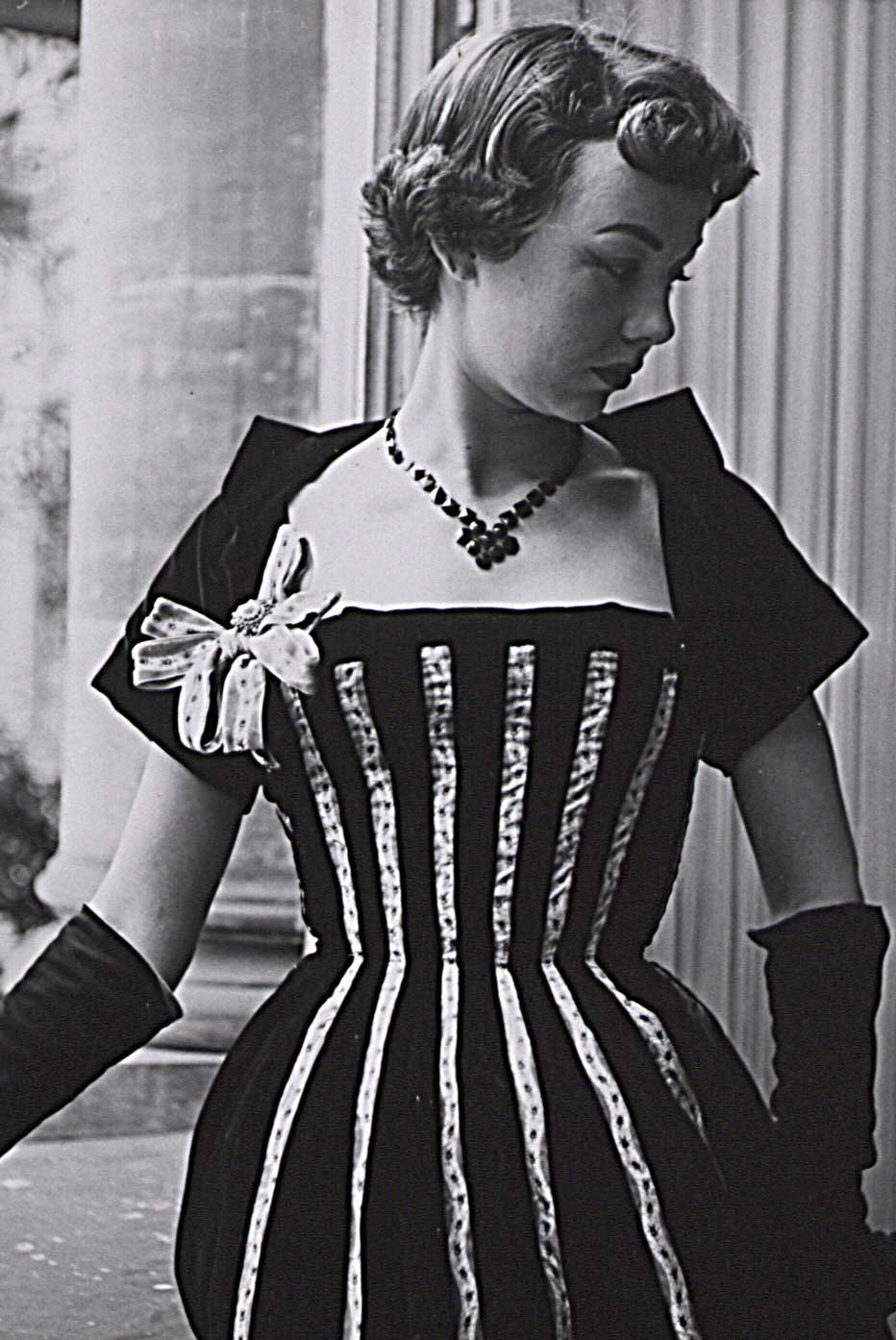 Schwarzes Samtkleid mit Seidenbändern, Modefotografie der Firma Seiler & Co, o. J. © Museum.BL, Liestal