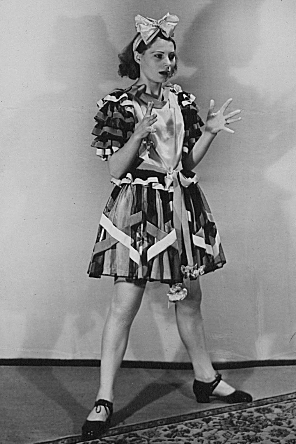 Kleid aus Seidenbändern, Modefotografie der Firma Seiler & Co, o. J. © Museum.BL, Liestal