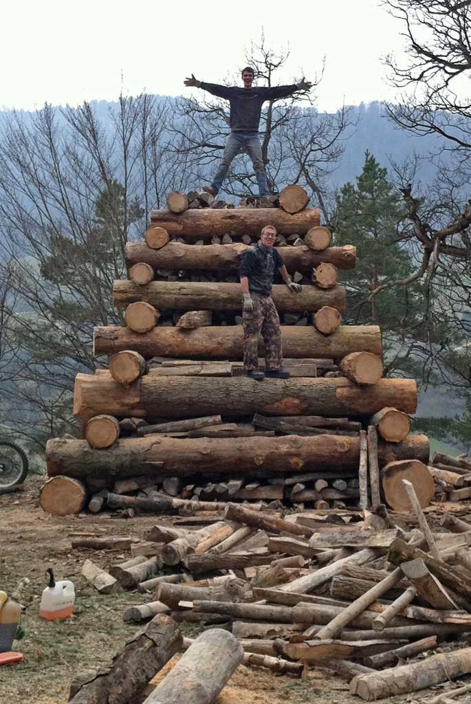 In Bärschwil (SO) bauen die «Stäcklibuebe» das Gerüst des Fasnachtsfeuers mit massiven Holzstämmen © Tanja Karrer, 2011