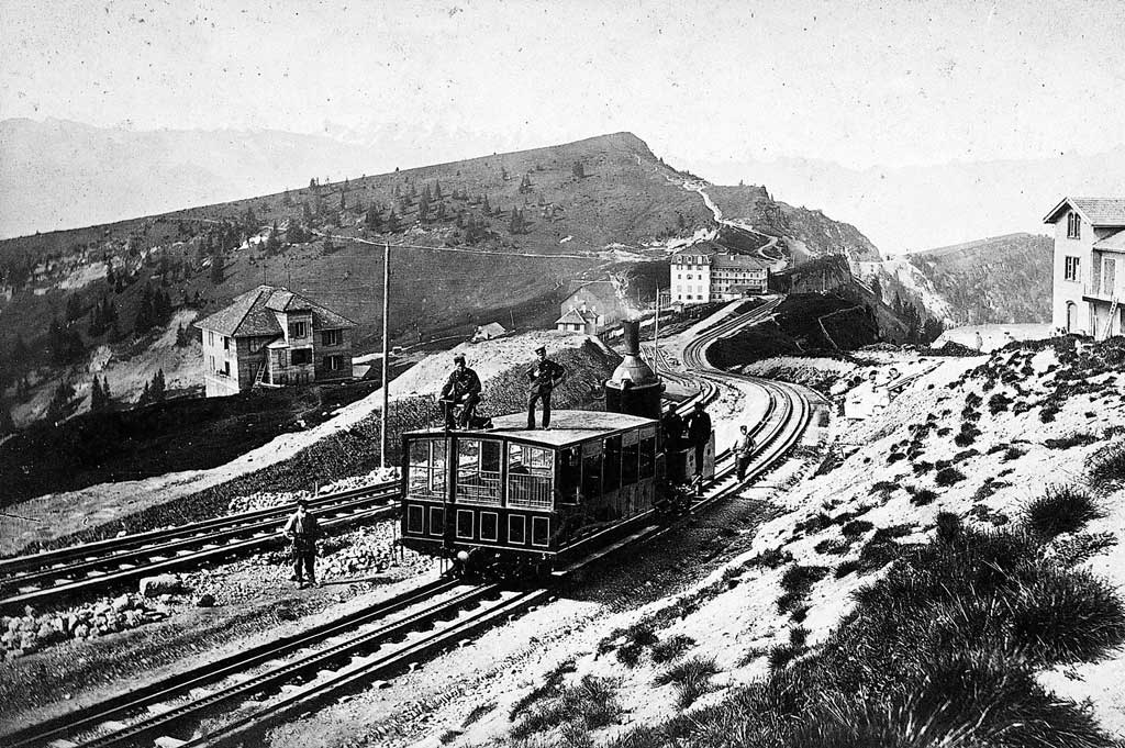 Oberhalb der Station Rigi Staffel, 1875: Lokomotive mit bergwärts vorangestelltem Waggon © Rigi Bahnen, Vitznau