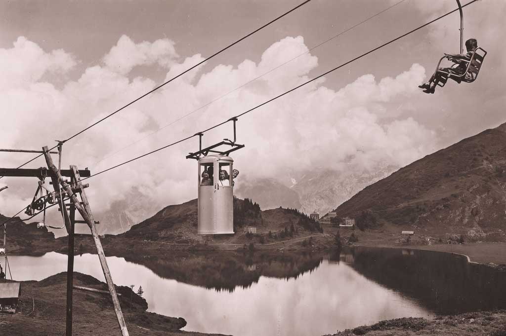 Der erste Sessellift der Schweiz (mit alternativer Stehkabine) zwischen Trübsee und Jochpass, um 1946 © Tal Museum Engelberg