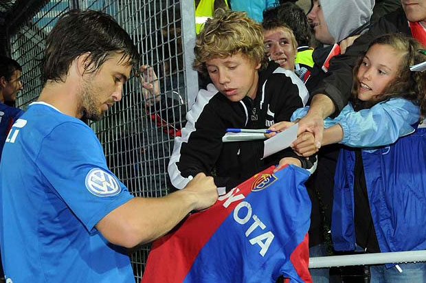 Stars hautnah: Franco Costanzo, Torhüter des FC Basel, verteilt 2008 beim Kabinen-Eingang Autogramme © Uhrencup, 2008