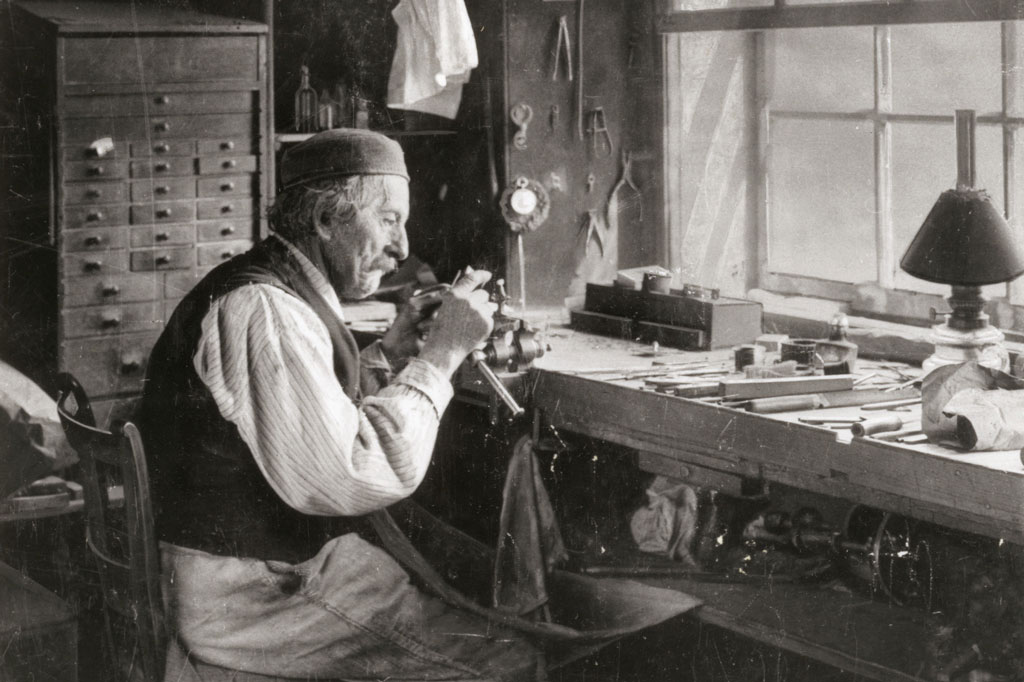 Ein Uhrmacher an seinem Arbeitsplatz, Vallée de Joux © Musée de l’Elysée, Lausanne
