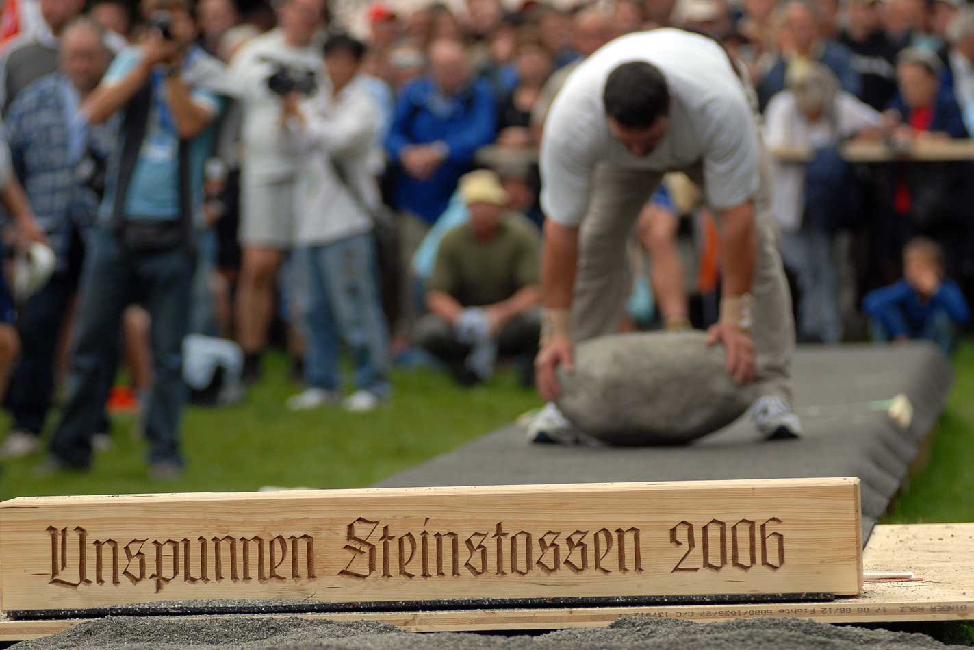 Steinstossen am Unspunnenfest 2006 © Steiner/Verein Schweizerisches Trachten- und Alphirtenfest Unspunnen