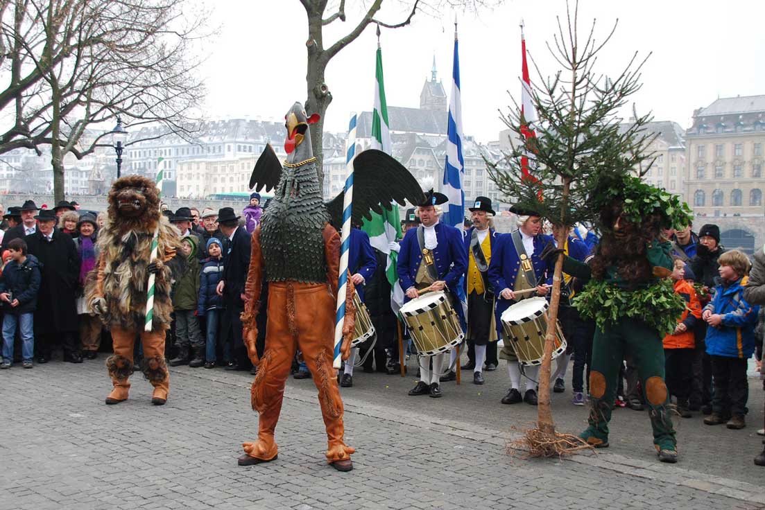 Die drei Ehrenzeichen sind die Wappentiere der drei Kleinbasler Ehrengesellschaften © Erwin Hensch, 2010