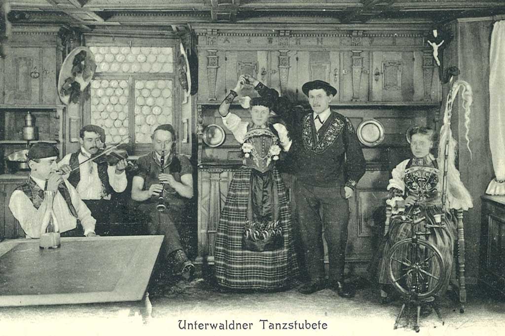 Das Kleid der Heimat an der (inszenierten) Stubete: Unterwaldner Trachtenpaar in Tanzpose, Postkarte, um 1925 © Staatsarchiv Nidwalden, Stans