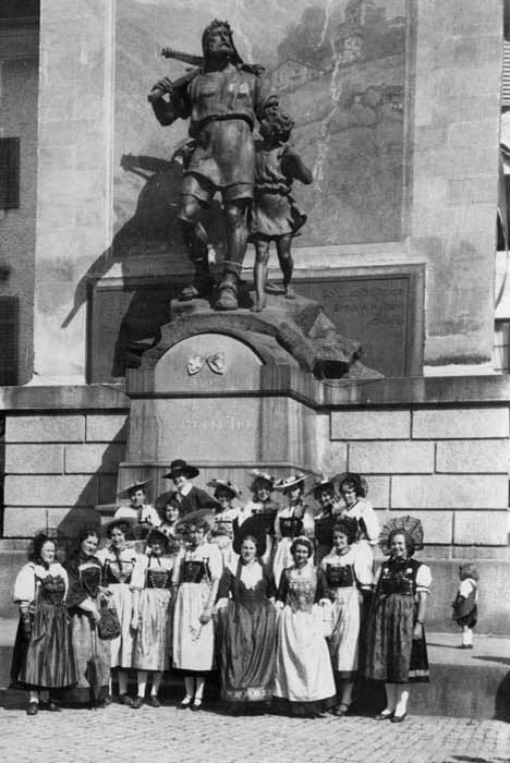 Ausdruck des Heimatgefühls: Die «Trachtengruppe Zug» anlässlich ihres Gründungsausflugs zum Telldenkmal, Altdorf (UR) 1930 © Trachtengruppe der Stadt Zug