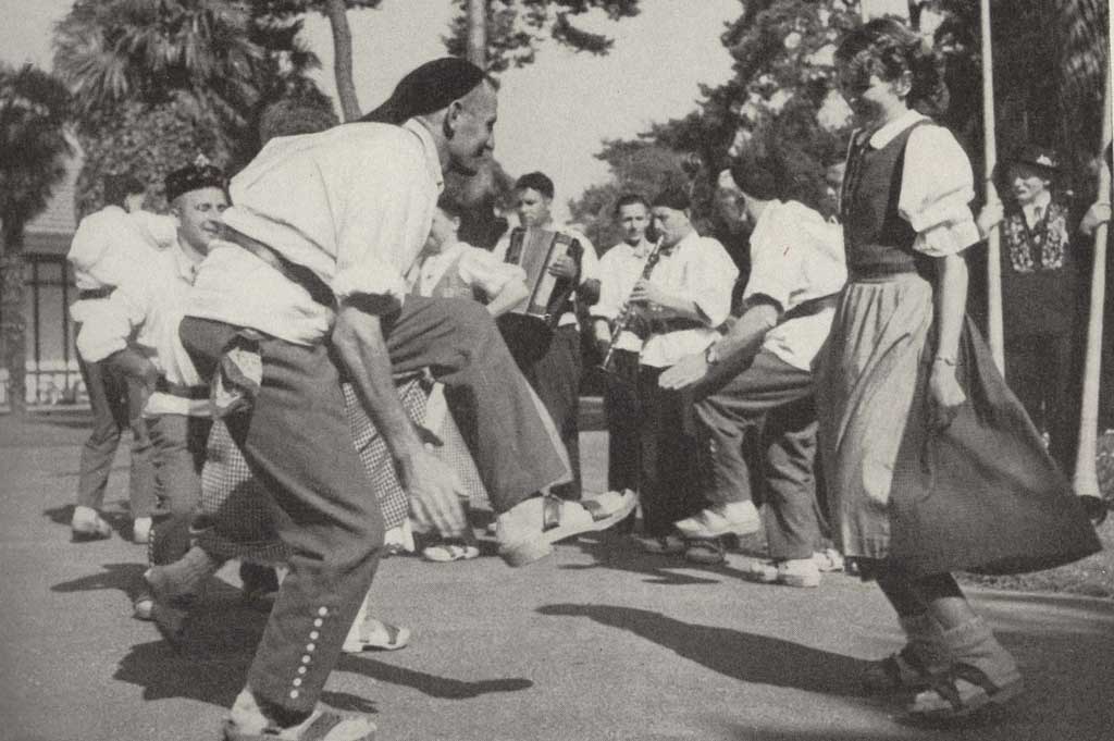 Internationaler Austausch: Schwyzer Gäuerler führen ihre Tanzkünste am «World Folk Dance Festival Congress» in Biarritz (Frankreich) auf, Juli 1953 © Schweizerische Trachtenvereinigung, Bubikon