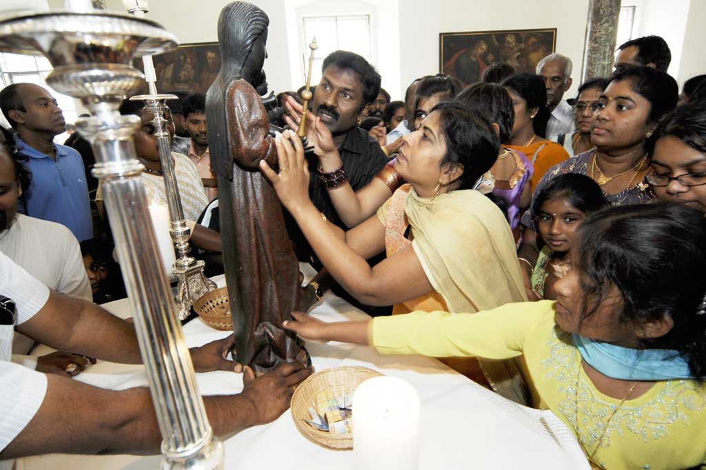 Verehrung einer Marienstatue durch tamilische Exilanten, Kloster Einsiedeln, 2007 © Christof Hirtler, Altdorf