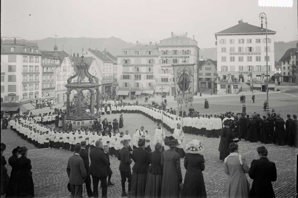 Pilgerprozession um den Marienbrunnen des Klosterplatzes Einsiedeln, um 1900 © Kloster Einsiedeln