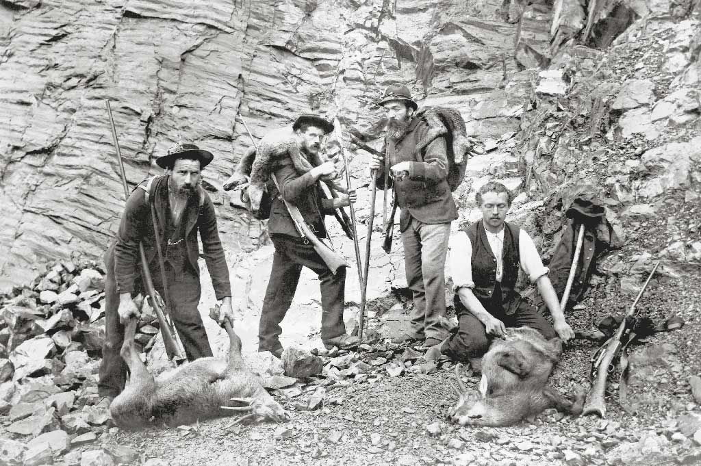 Der Nidwaldner Wilderer Adolf Scheuber (ganz rechts) mit Jägerkollegen, 1898 © Emil Weber, Buochs