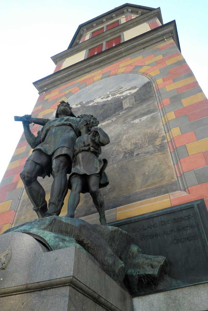 Das 1895 eingeweihte Telldenkmal von Richard Kissling auf dem Rathausplatz von Altdorf (Uri), 2012 © Marius Risi, Engelberg