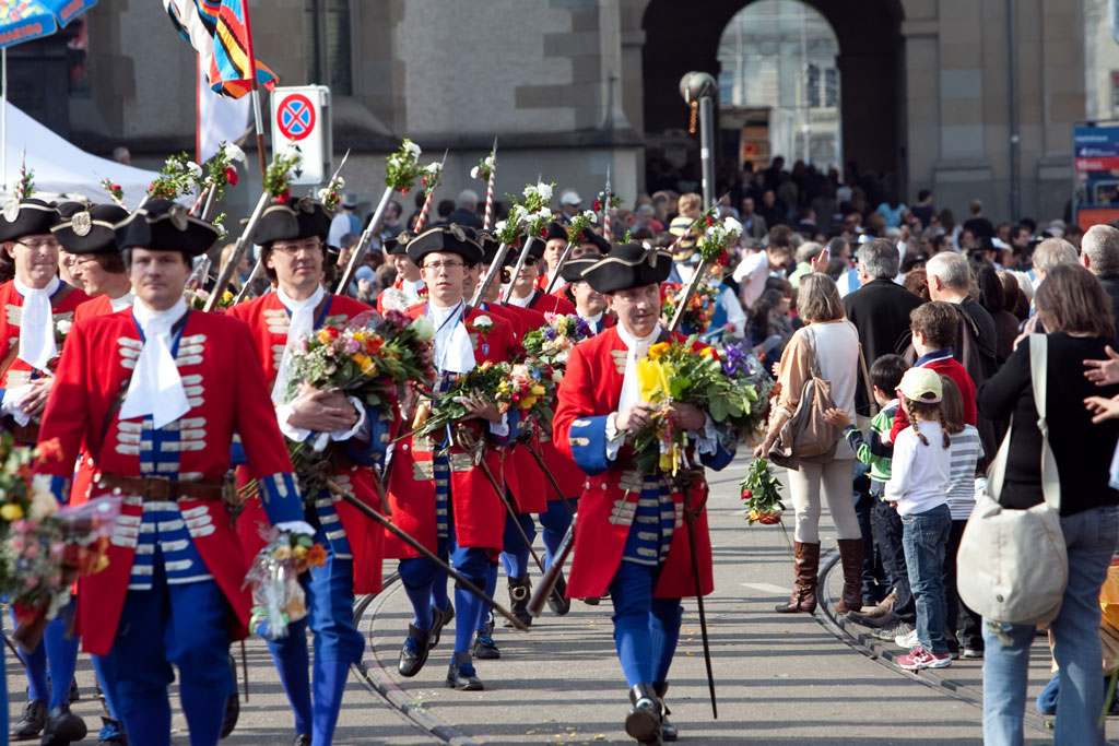 The guilds in their procession down Limmatquai © Zentralkomitee der Zünfte Zürichs, 2010