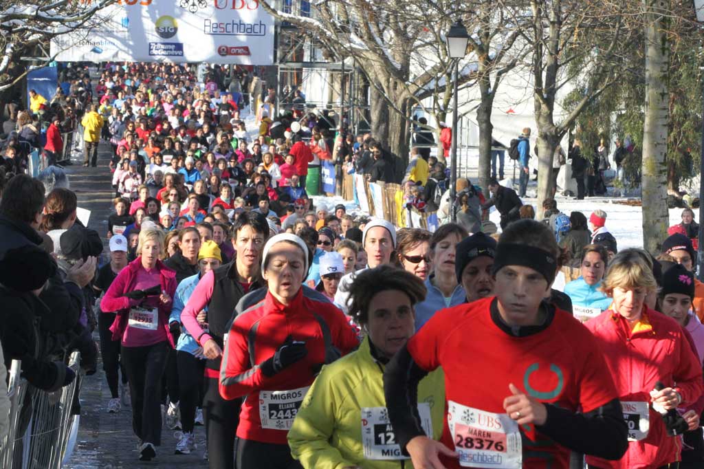 In the Parc des Bastions, a colourful mix of runners from all faiths pass by under the attentive gaze of the Reformationists. © Association Course de l'Escalade, 2010