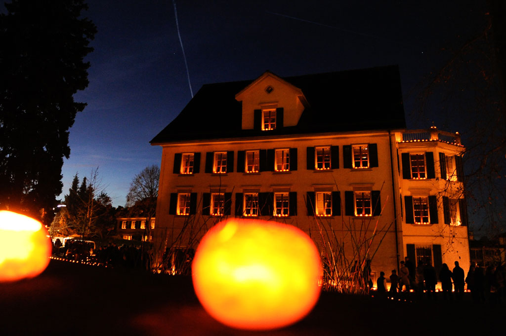 Richterswil Community Hall bathing in the light of hundreds of turnip lanterns © André Springer, Horgen, 2010