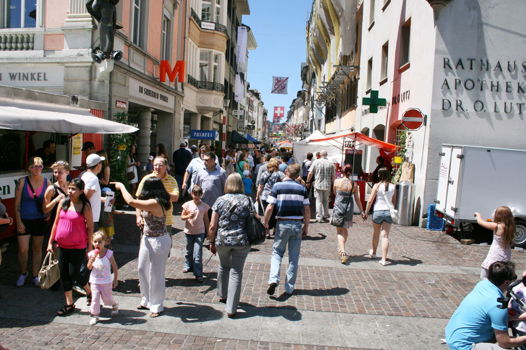 Streets lined with food and drink stalls © Albanifest-Komitee Winterthur (June 2011)