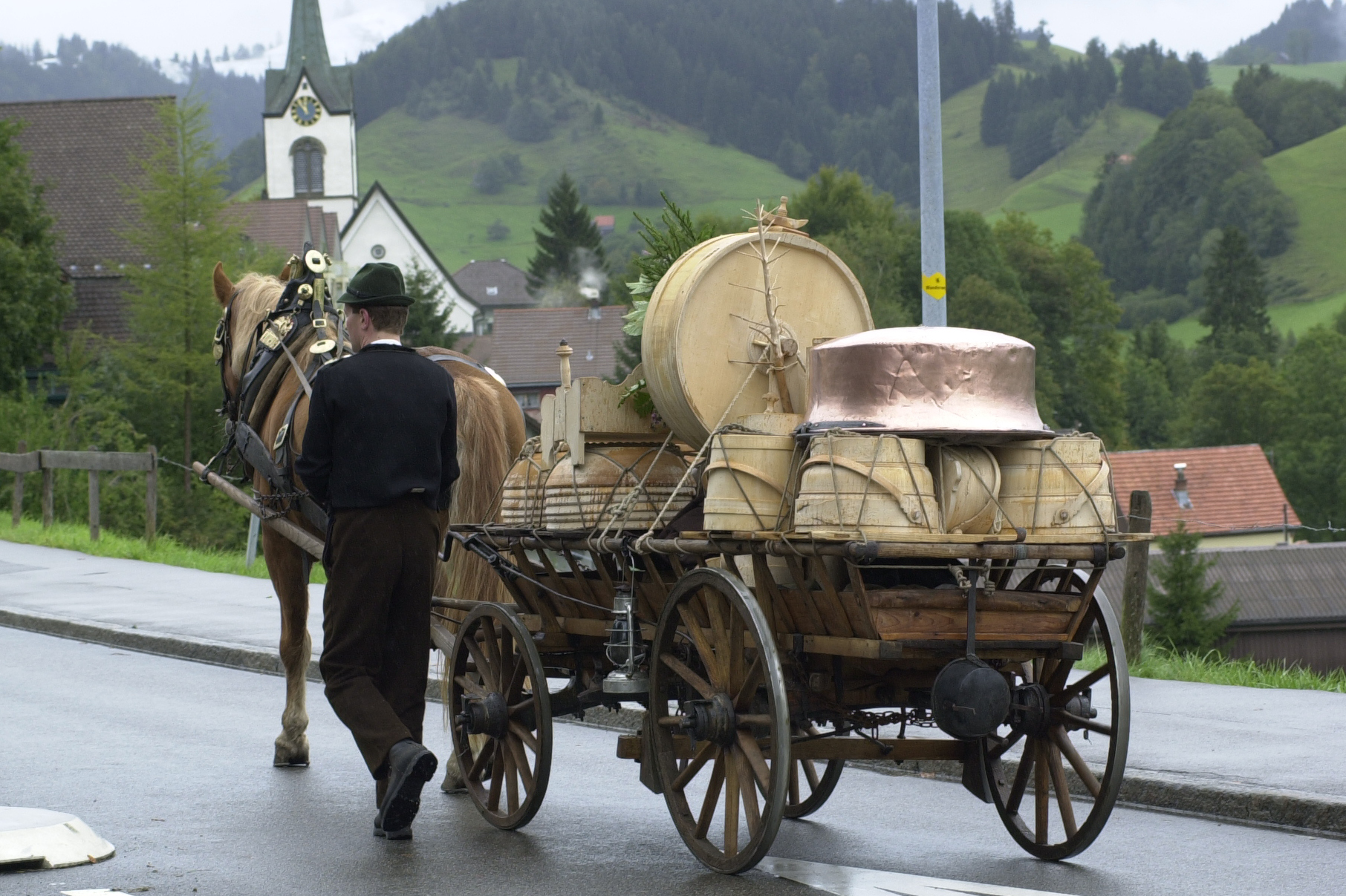 Descent, Scheidweg Urnäsch: To respect tradition, some farmers bring up the rear of the parade with a cart carrying wooden crockery, even though these items are no longer used © Hans Hürlemann, Urnäsch, 2001